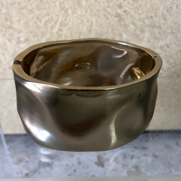 🆕 CHICO’S ‘CIANA' WIDE HAMMERD GOLD TONE MOLTEN HINGED CUFF BANGLE BRACELET NWT - Picture 1 of 10